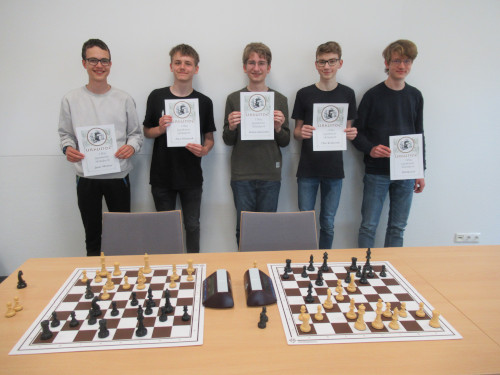 Es stellten sich zur Siegerehrung (von links nach rechts):  Jarne Werner, Nico Niesterok, Marius Anancenko (1.) Theo Keilwerth, Phil Bartels,   es fehlt Johannes Rinne.