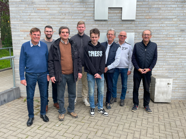 Die Schachspieler des Sk Minden 08 II sicherten sich den Aufstieg in die Verbandsklasse: Von links: Reinhard Mischke, Sebastian Isaak, Temo Kurdadze, Lennart Balbach, Nico Niesterok, Dr. Herbert Kaufhold, Frank Haring und Udo Köhne. Die Schachspieler des Sk Minden 08 II sicherten sich den Aufstieg in die Verbandsklasse: von links: Reinhard Mischke, Sebastian Isaak, Temo Kurdadze, Lennart Balbach, Nico Niesterok, Dr. Herbert Kaufhold, Frank Haring und Udo Köhne.